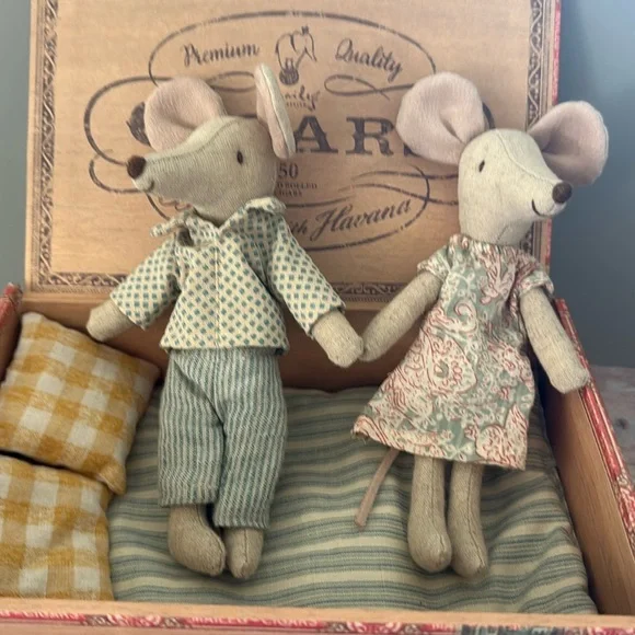 Maileg Mum & Dad Mouse in Cigar Box - Retired - Picture 2 of 4